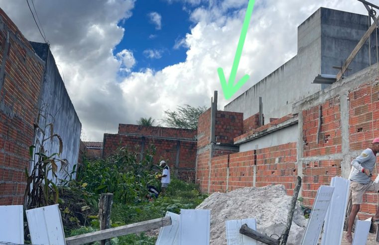 Homem é socorrido com suspeita de fraturas após queda de laje durante obra no bairro da Quadra, em Conceição do Coité