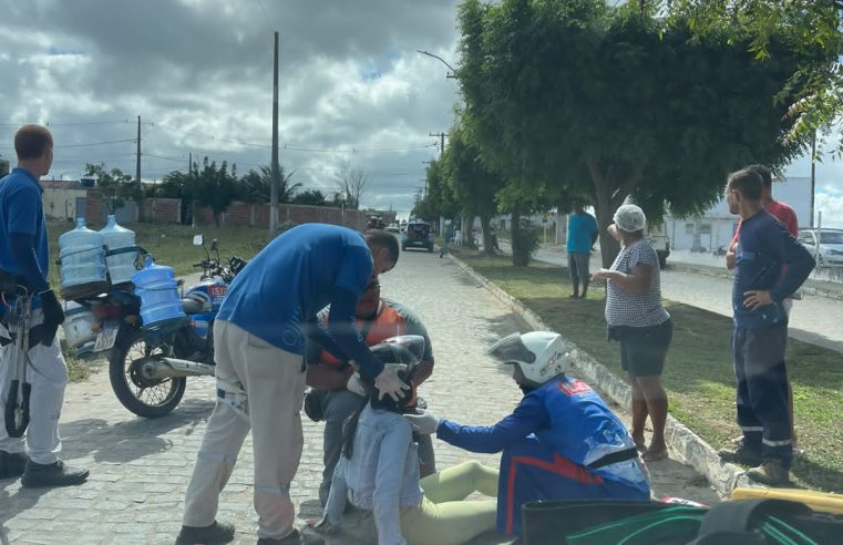Mulher fica ferida após cair de moto em frente à base do SAMU em Conceição do Coité