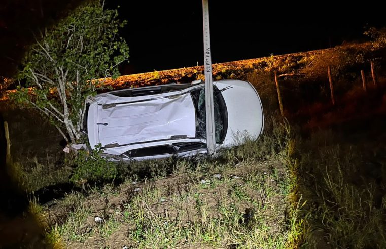 Homem fica ferido após capotar carro na BA-120, entre Conceição do Coité e Riachão do Jacuípe