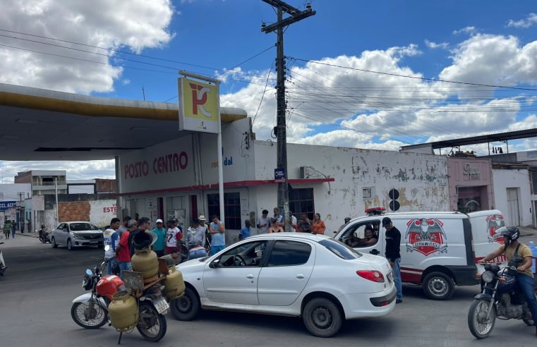 Mais um acidente entre carro e moto deixa homem ferido na Rotatória dos Postos de Combustíveis, em Conceição do Coité