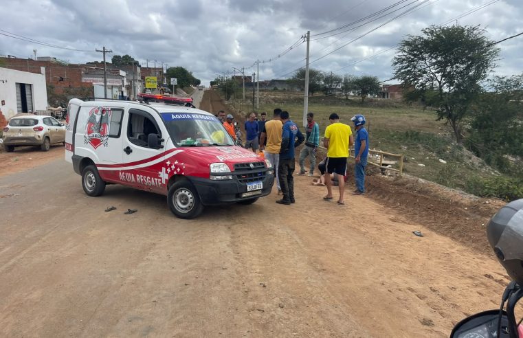 Grave acidente na BA-409: colisão entre motocicleta e máquina de obras deixa mulher com fratura exposta e marido com suspeita de fraturas em Conceição do Coité