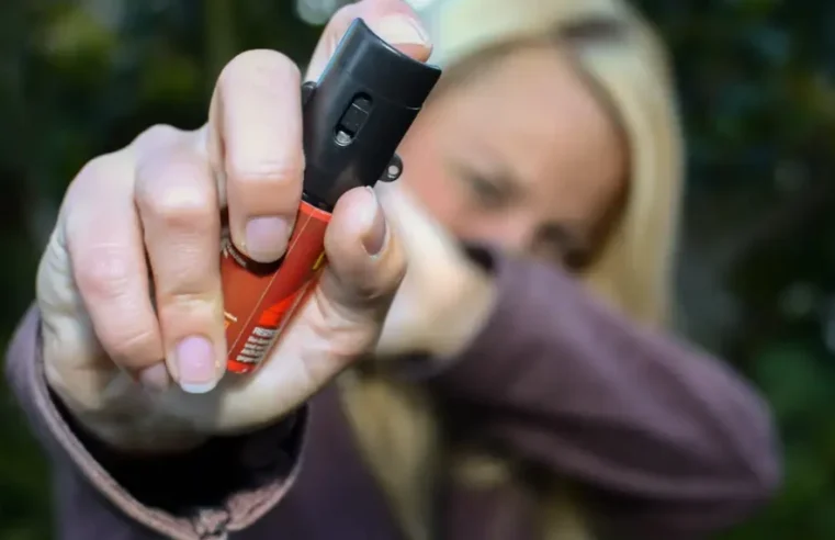 Mulheres maiores de 18 anos poderão adquirir spray de pimenta para defesa pessoal após sanção de nova lei