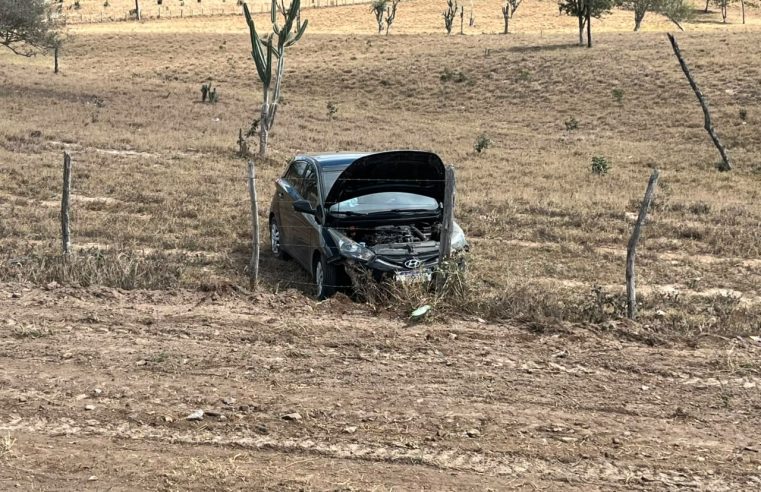 Carro capota na BA-120 no mesmo trecho onde outro acidente foi registrado há poucos dias entre Conceição do Coité e Riachão do Jacuípe