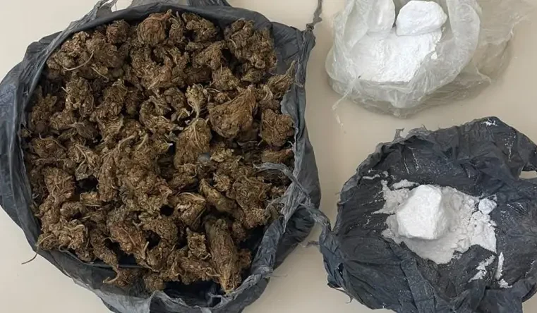 Homem é preso com cocaína e maconha durante abordagem da PM em São João, distrito de Conceição do Coité