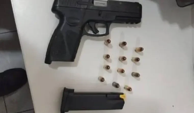 Pistola 9 mm com 12 munições é encontrada dentro de lixeira de banheiro masculino de faculdade em Conceição do Coité