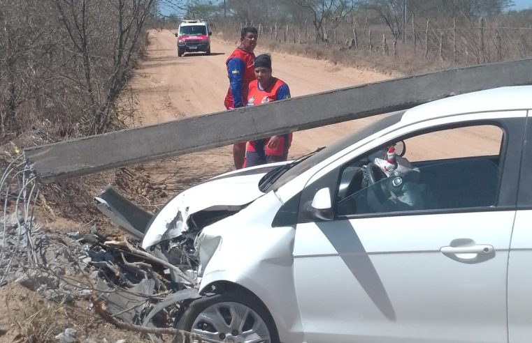 Atualizado: Criança passa mal durante viagem, motorista perde o controle do carro e bate contra poste na zona rural de Coité; três ocupantes já estão em casa