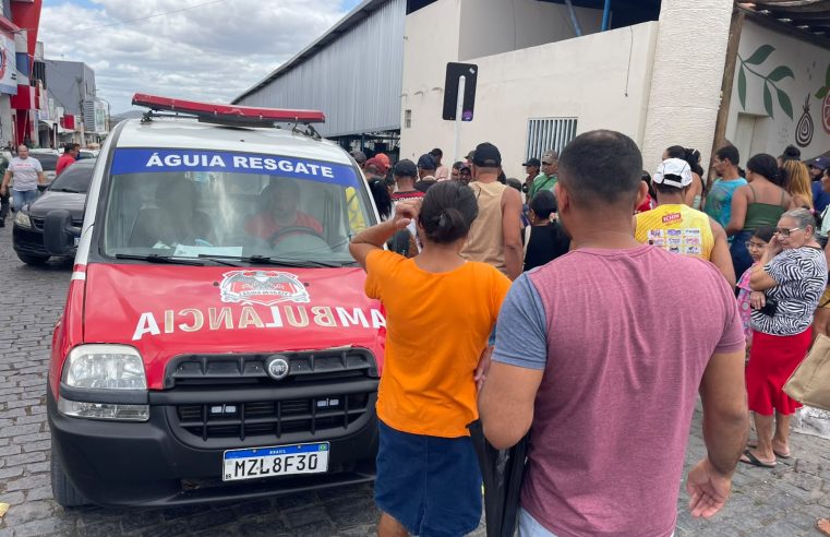 Mulher sofre convulsão e cai na Feira Livre, enquanto colisão frontal entre carro e moto deixa outra mulher ferida em Conceição do Coité