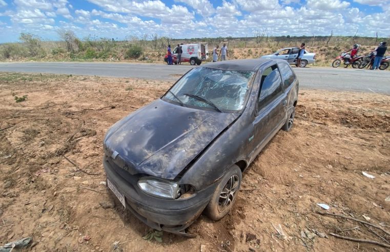 Carro capota após bater em buraco e pneu estourar na BA-120, entre Conceição do Coité e Riachão do Jacuípe